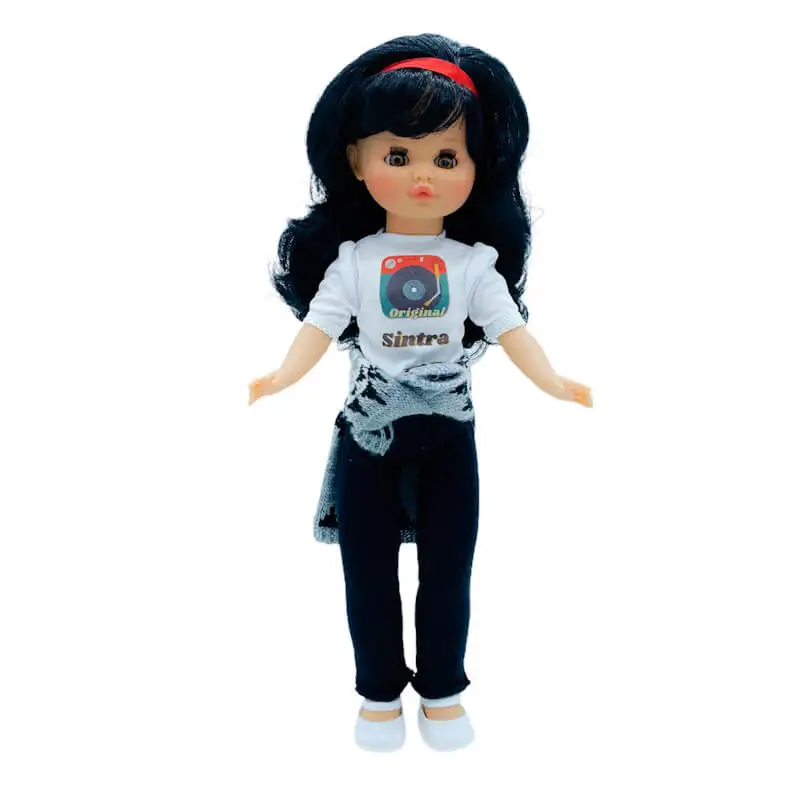 Original 40 cm Sintra collection doll, 2022 model 100% vinyl, leggings plus jersey with customizable T-shirt, made in Spain by Folk crafts.