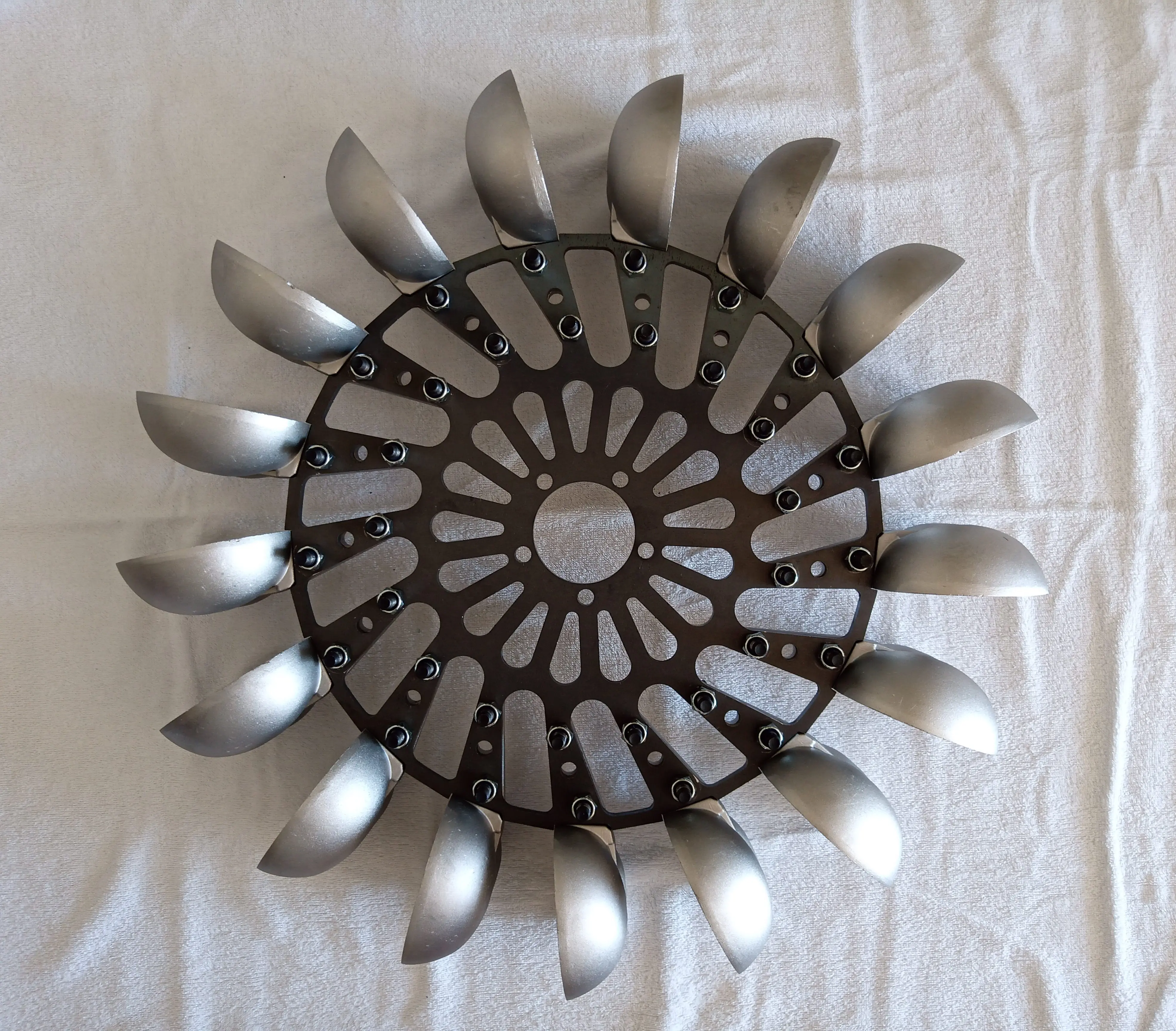 Pelton turbine wheel with 17 aluminum spoon, 630 mm 24.81 inch