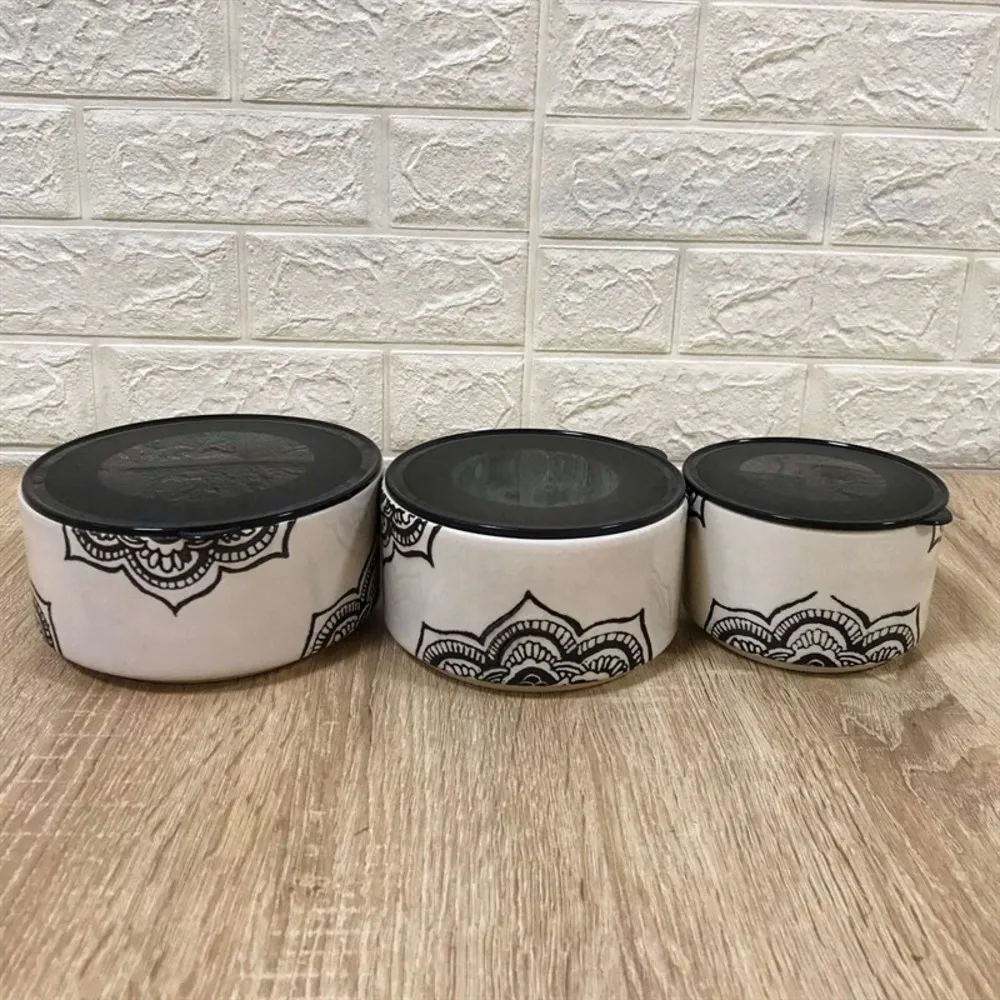 Ceramic storage container with 3 different sizes of plastic vacuum lid Very Practical Sauce Bowl Storage container