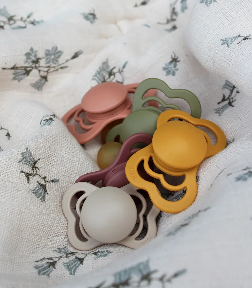 

New Season Baby Pacifier Classic High Quality Material Baby Newborn 2 Pcs Orthodontic Natural Rubber Pacifier Bibs Couture