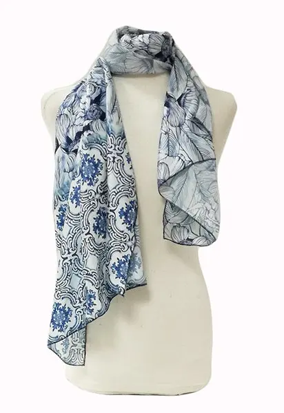 Women's scarf in polyester silk fabric. Floral motifs in blue tones. A fun and original design