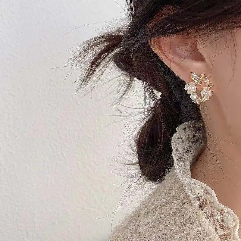 Neue koreanische hohle Kranz-Blumen-Ohrringe für Frauen, Kristall-Zirkon, süße Bienen-Schmetterlings-Ohrstecker, Hochzeits-Party-Schmuck – Detail 6
