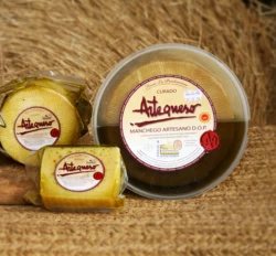 Formaggio stagionato in olio d'oliva, D.O.P. -ARTEQUESO. -Pezzo 0.500Kg
