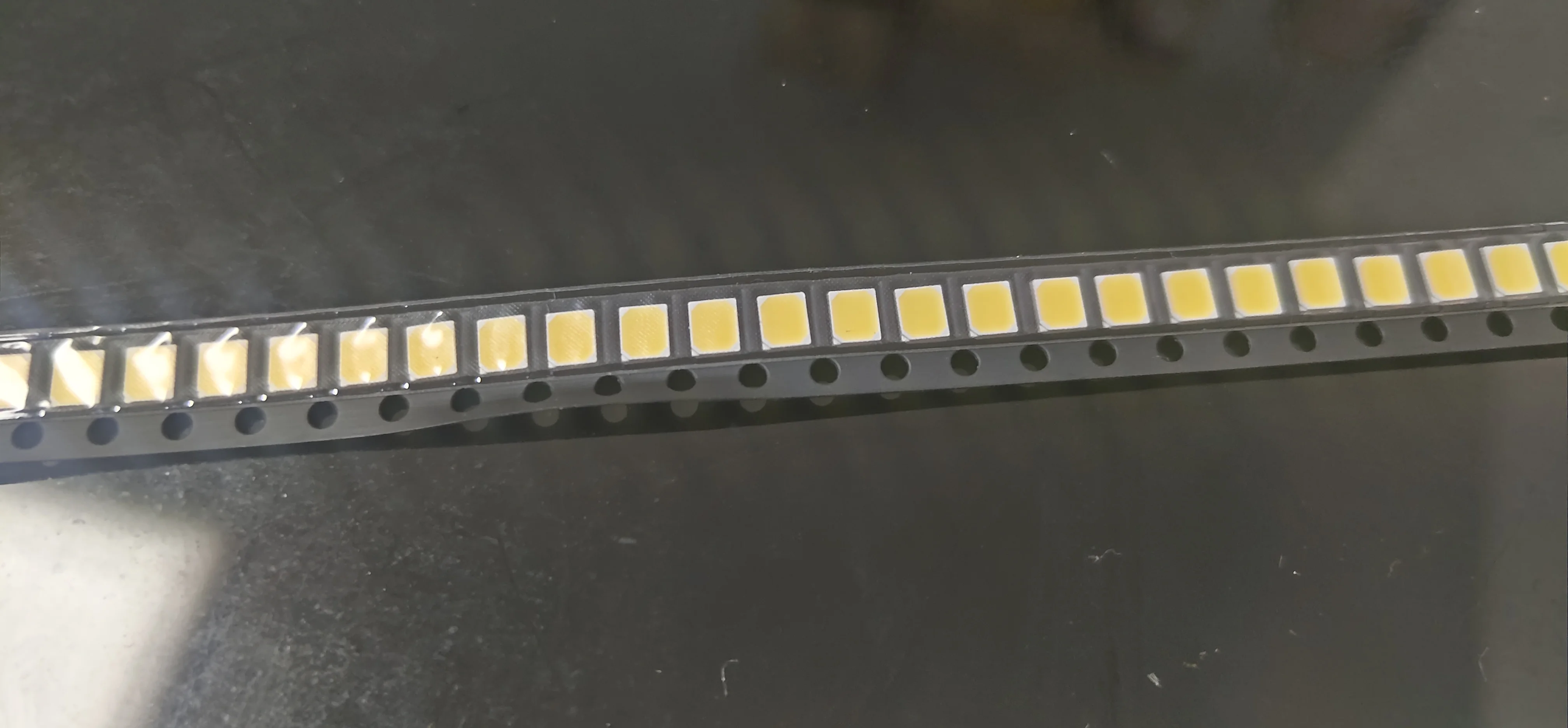 High CRI RA 97-99 SMD2835 LED Emitting Diodes Full Spectrum 410-420nm Daylight White 5600K 3.2V-3.3V 150mA 0.5W 42-48lm LED Chip