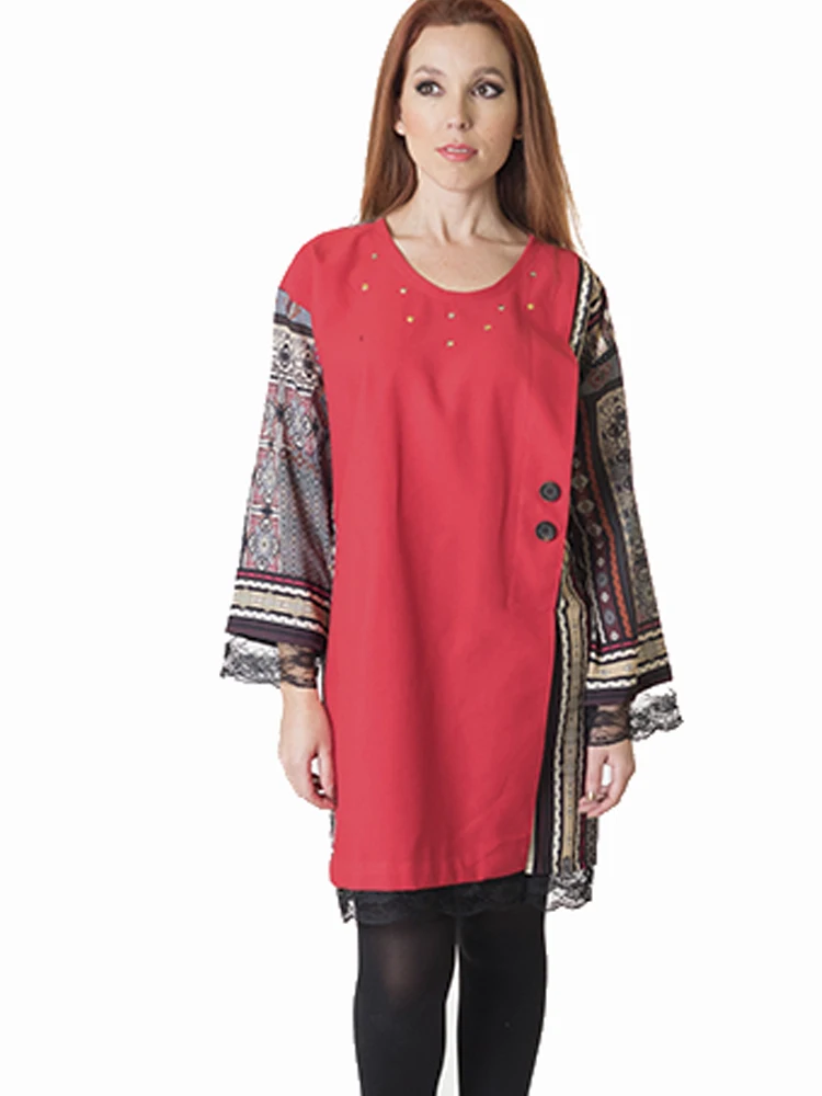 Women's dress in red color. Long-sleeved round neckline in printed fabric and pique. Adornadado with lace