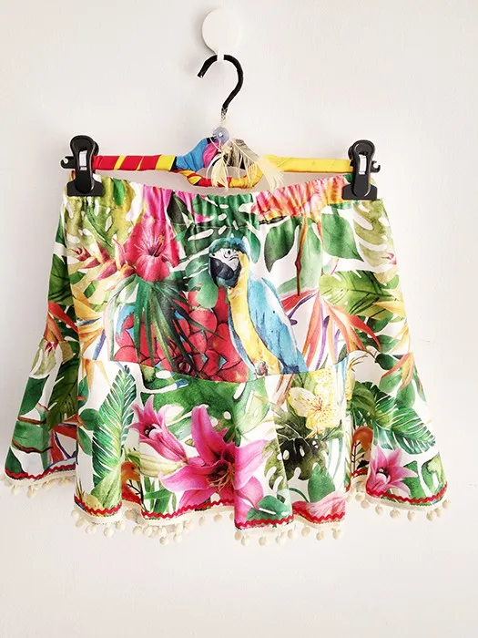 Patron short skirt + parrots printed fabric. Make your own skirt. Choose your size, we send you the pattern and fabric. Sewing is