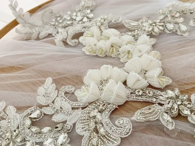 1 paio di applicazioni di strass grigio Taupe con fiori di giglio 3d per abito da ballo Couture abito da sposa abito da ballo