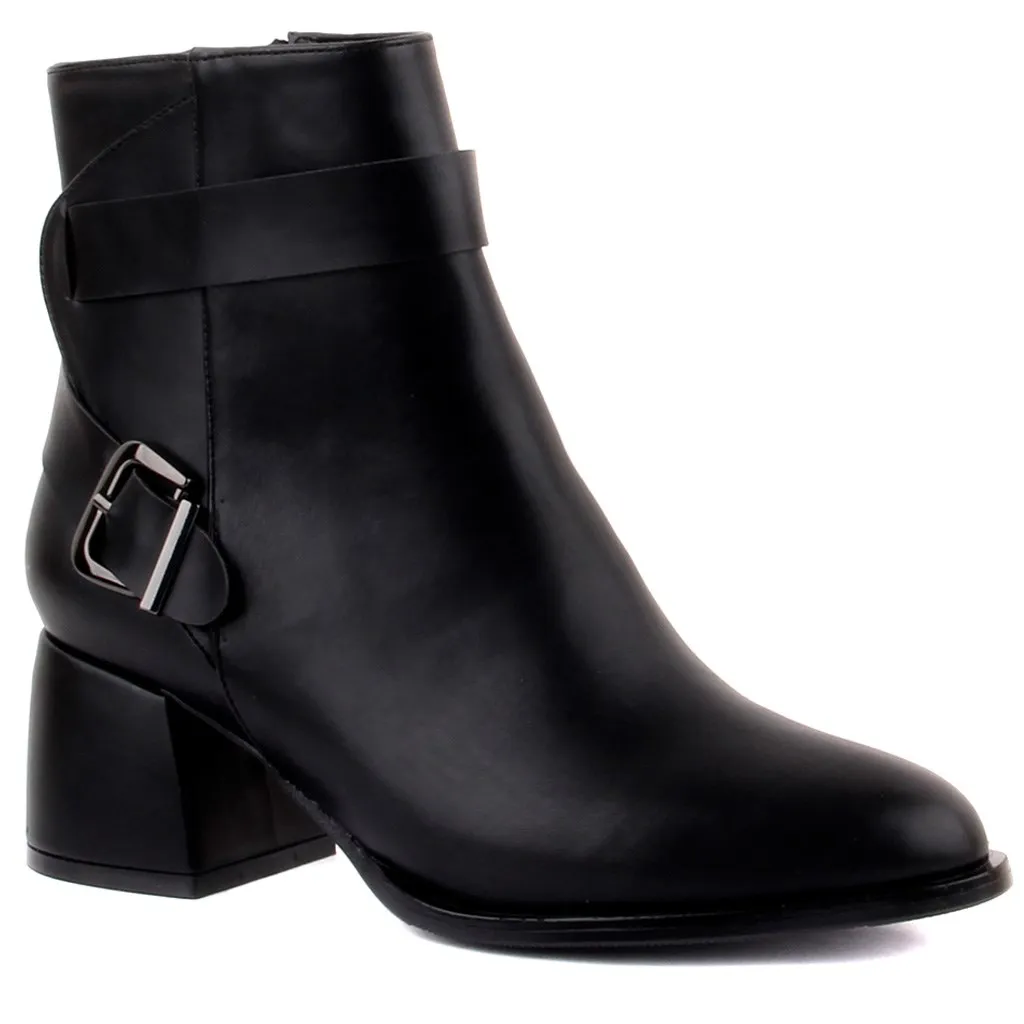 Botas femininas da cor preta sail-lakers