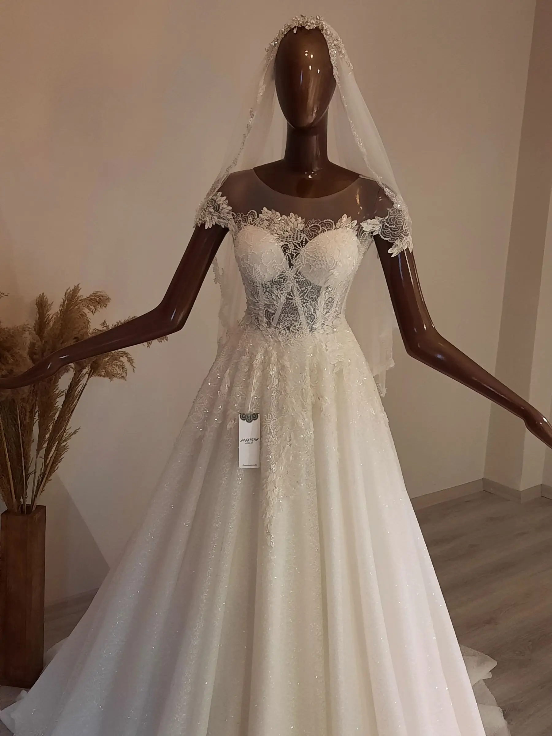 Wedding Dress Handmade V Neck Sleeveless Helen Bridal Gown 2022 A-Line Fashion Boho Lace Illusion Haute Couture Usiba Design