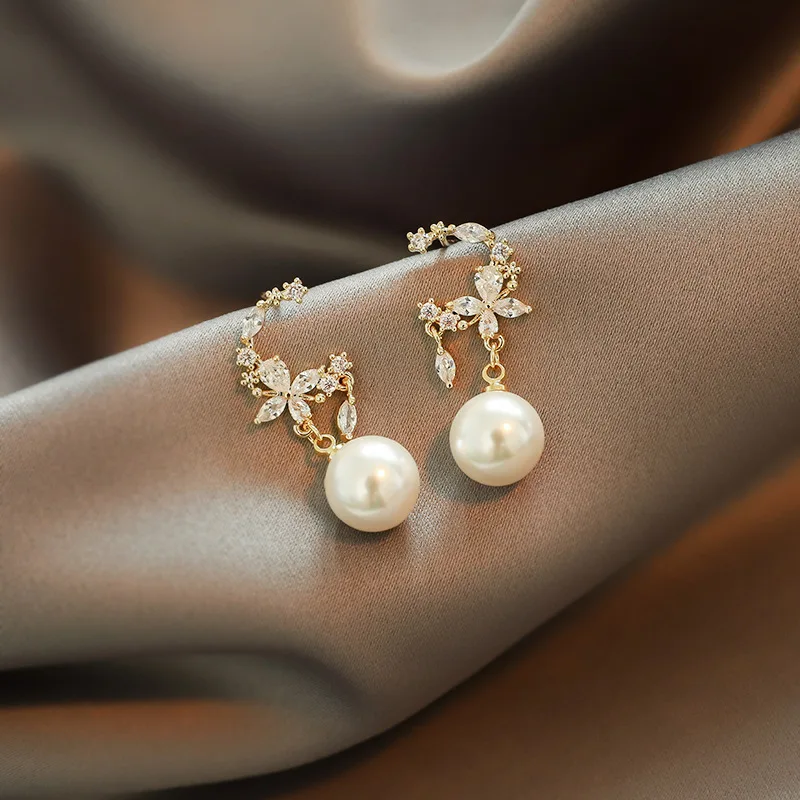 Neue klassische elegante Imitationsperlen-Ohrringe für Damen, Kristall-Langquasten-Ohrringe, exquisite Tropfenohrringe, Hochzeitsschmuck. – Detail 18