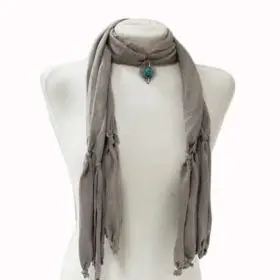 Women's jewel-style scarf in gray knitted color with a jewel motif in the center. An original and different gift