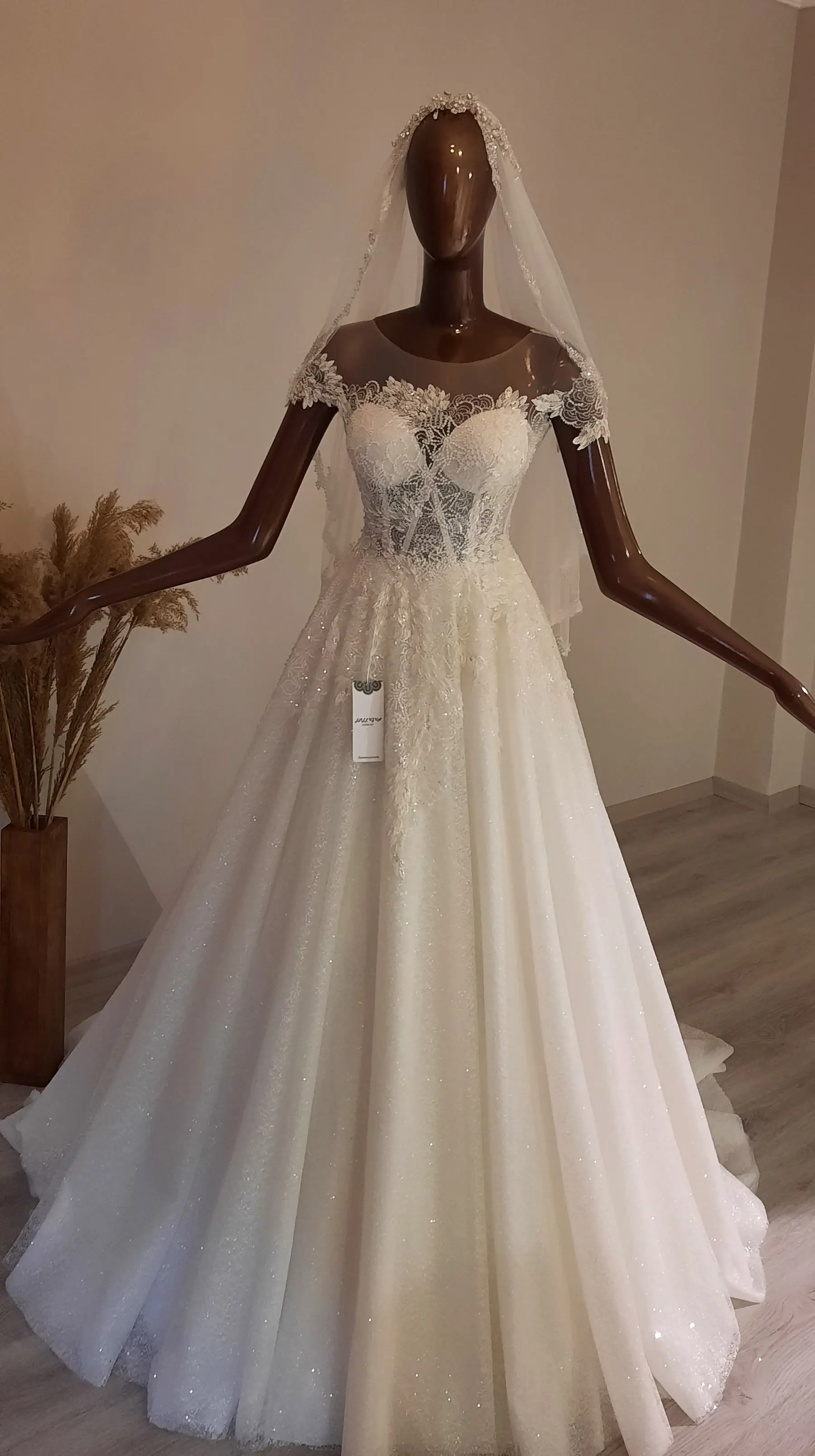 Wedding Dress Handmade V Neck Sleeveless Helen Bridal Gown 2022 A-Line Fashion Boho Lace Illusion Haute Couture Usiba Design