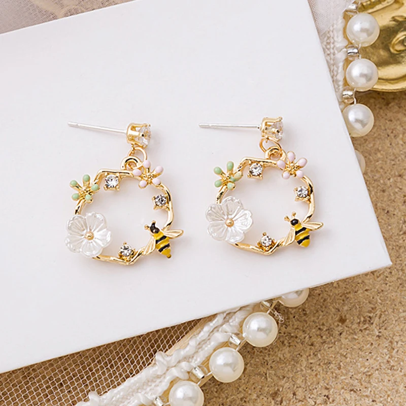 New Korean Hollow Wreath Flower Earrings For Women Crystal Zircon Sweet Bee Butterfly Stud Earring Girl Wedding Party Jewelry