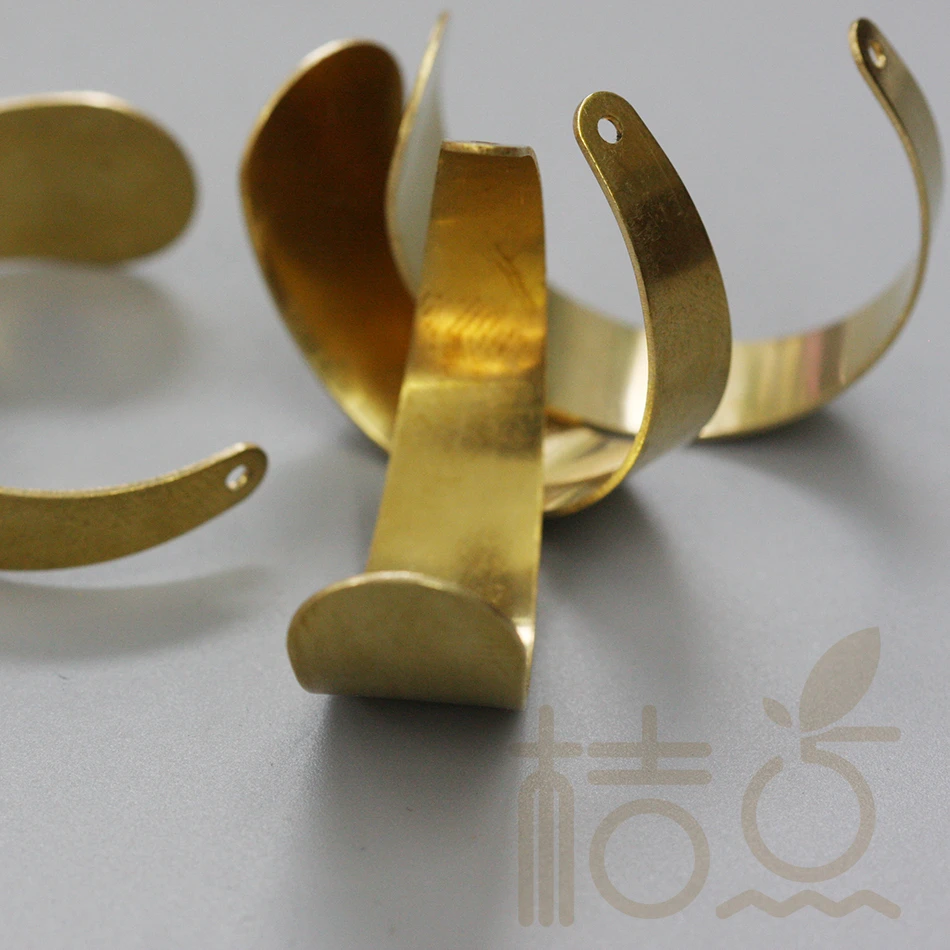 Fornecimento DIY - Componente de brinco de latão sólido banhado a premium - Curvo - 30x13mm (4006C)