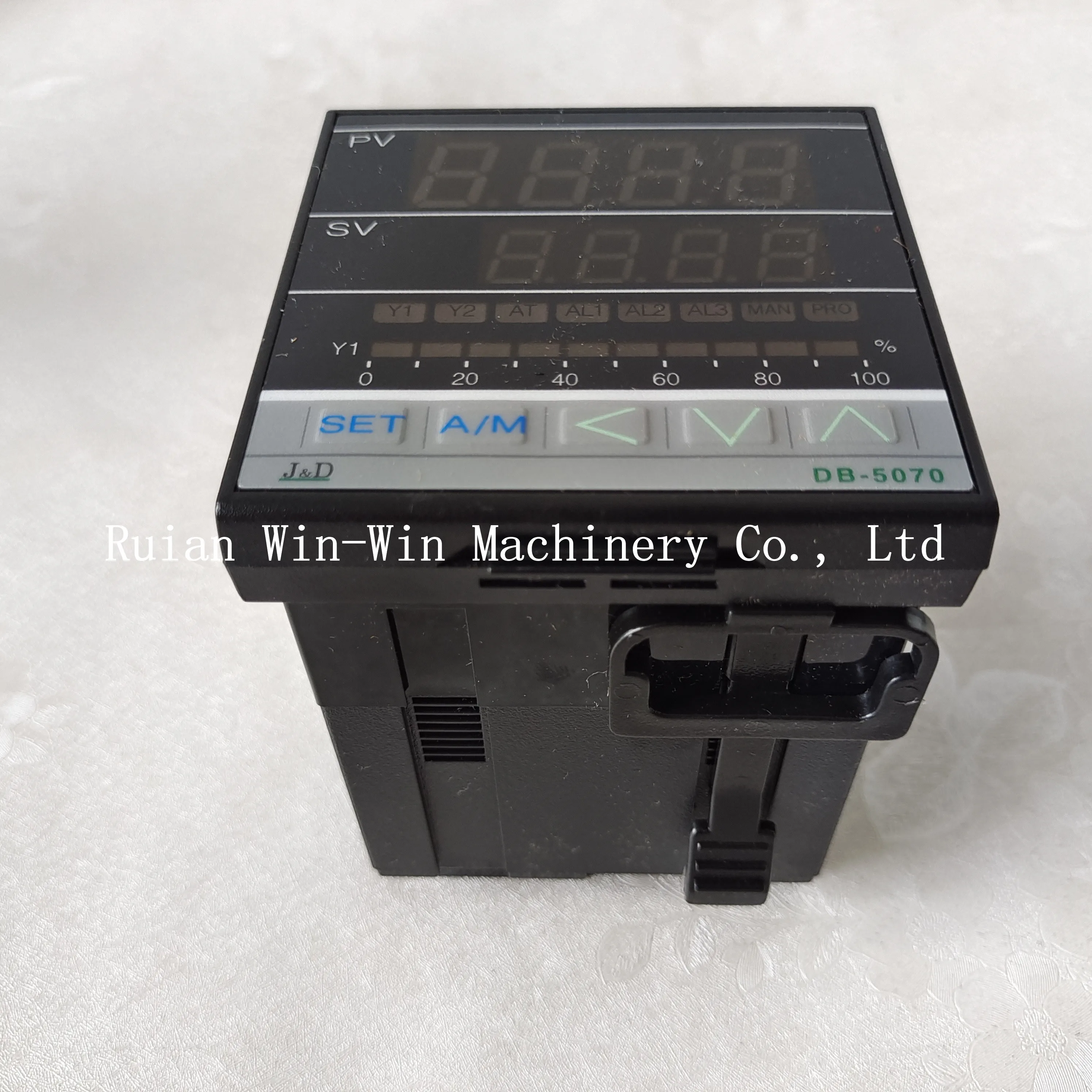 DB5070- 101000   DB5070- 101000   وحدة تحكم PID الرقمية لدرجة الحرارة