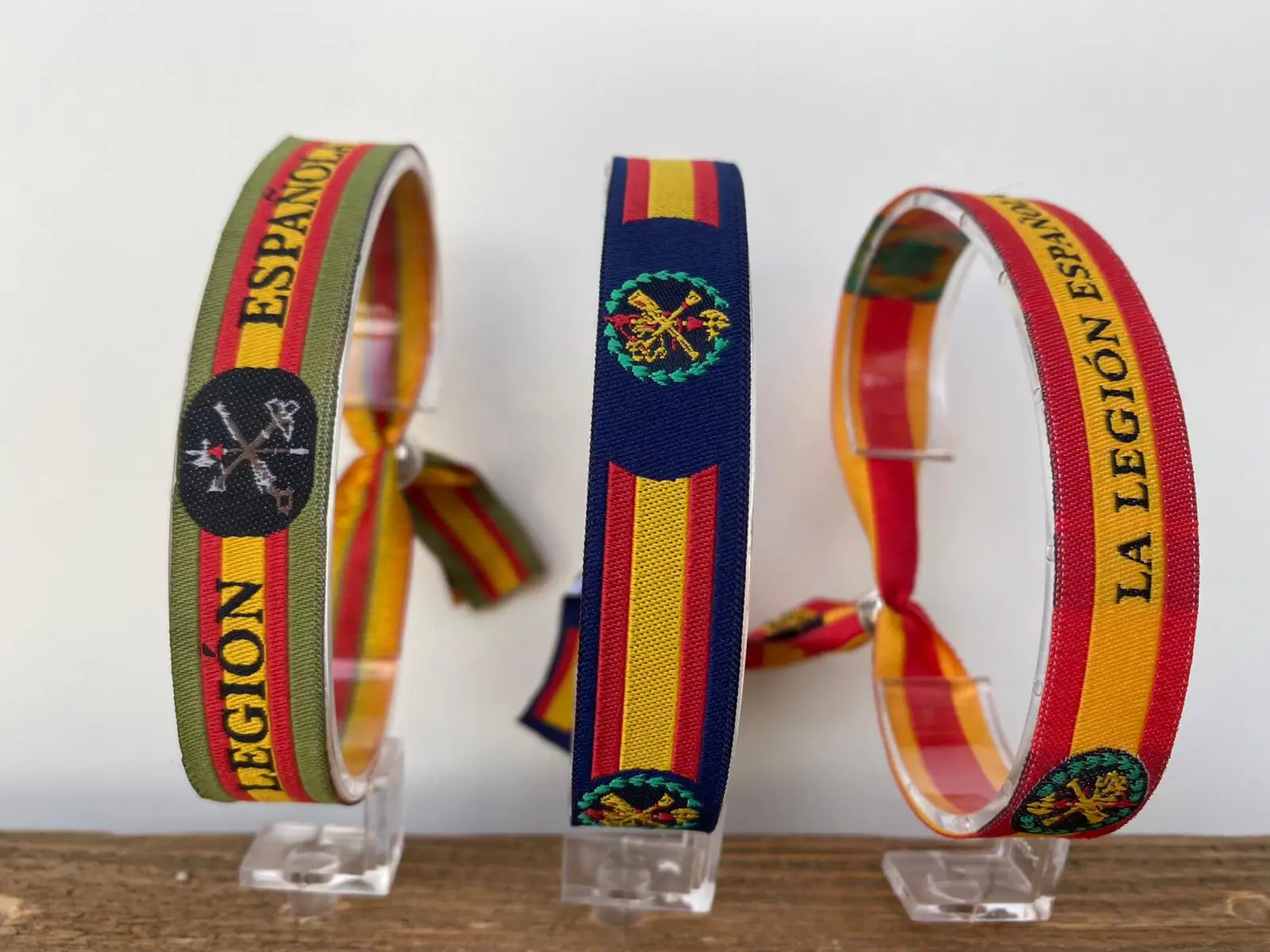 Brújulas de Estilo y Orgullo: El Pack de 3 Pulseras con el Escudo de la Legión Española para Hombres y Mujeres