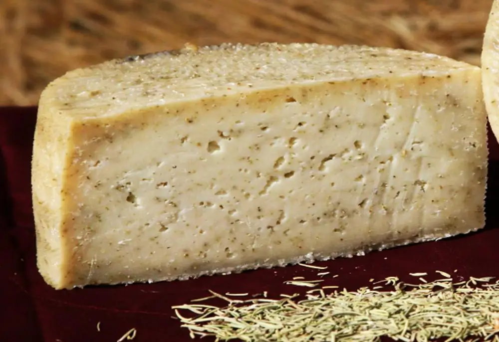 Formaggio artigianale dalle pecore al rosmarino all\'interno. Pecora alle erbe (3 KG)