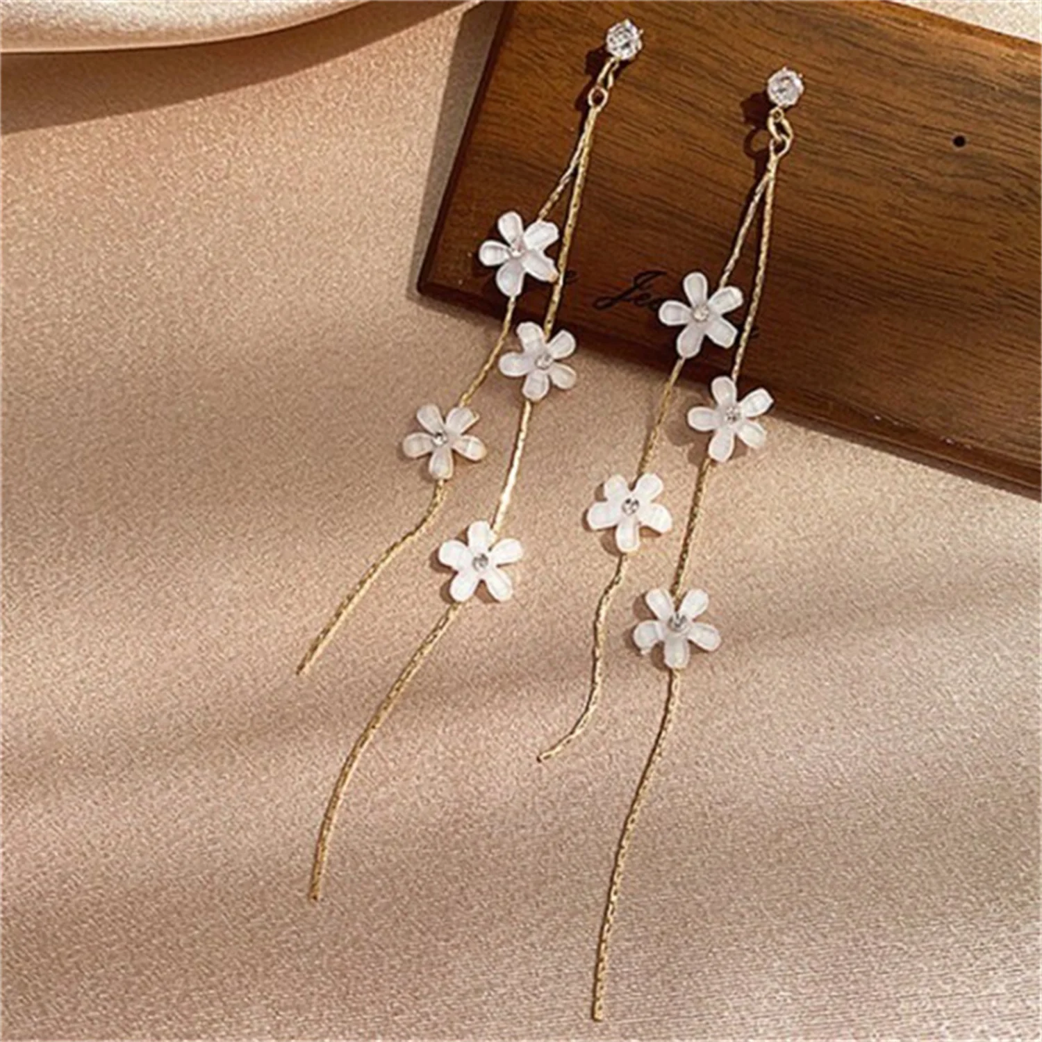 Korean Fashion Daisy Flowers Drop Earrings for Women Temperament Simple Long Tassel Earrings Female Party Wedding Jewelry Gifts