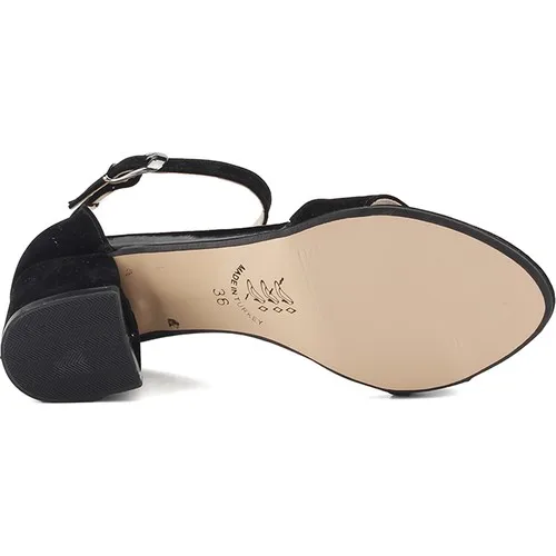 أسود جلد الغزال النساء الصنادل 2020 جديد الصيف مسطحة القاع المفتوحة تو كل مباراة مثير الرومانية بلون حجم كبير صندل كاجوال الإناث