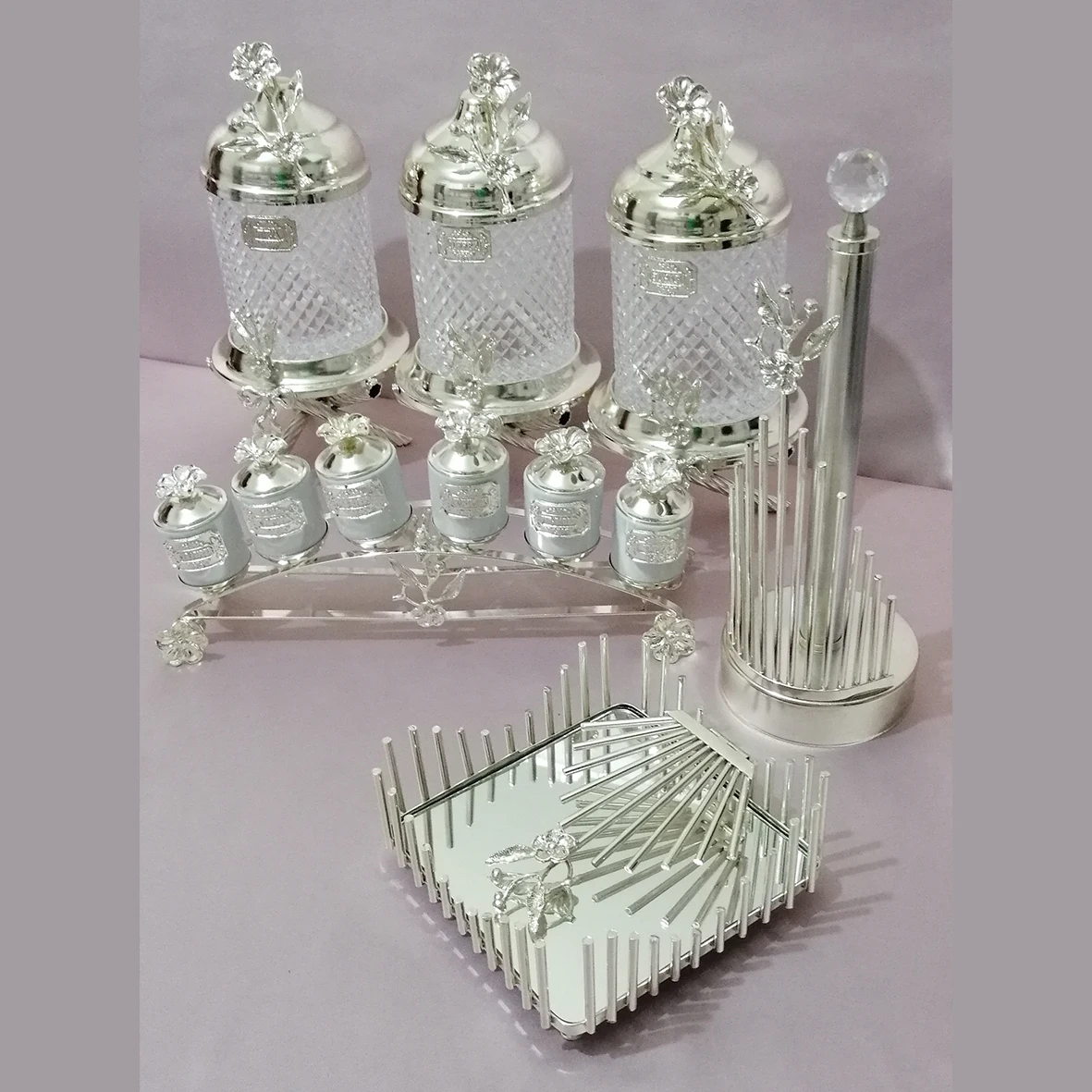 

Spice Jar Set Napkin Holder Stand Silver Color Durable Metal Coating Strong Crystal Glass Structure Food Auxiliary Tools Table Presentations Gift 5 Star Plated Quality Handwork Workshop Manufacturing Japanese Rose Mode