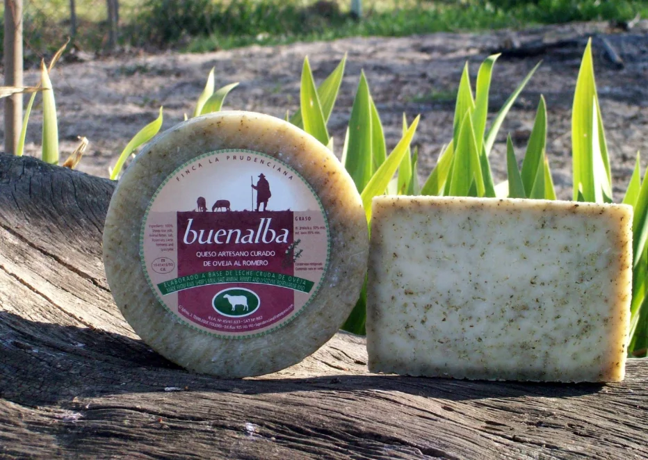 Formaggio artigianale dalle pecore al rosmarino all\'interno. Pecora alle erbe (3 KG)