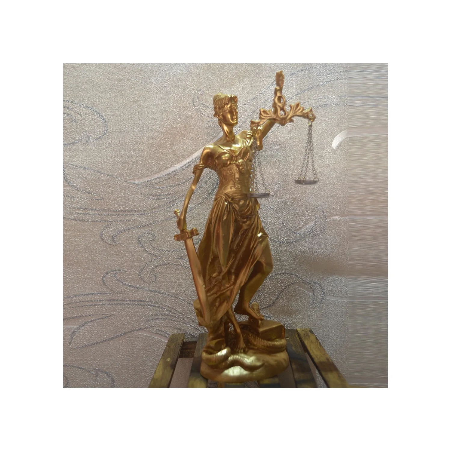 Libra Justice Themis Justice Statue Workplace Office Lawyer Prosecutor Judge Justice Statue Themis Scales of Justice Throne Deco