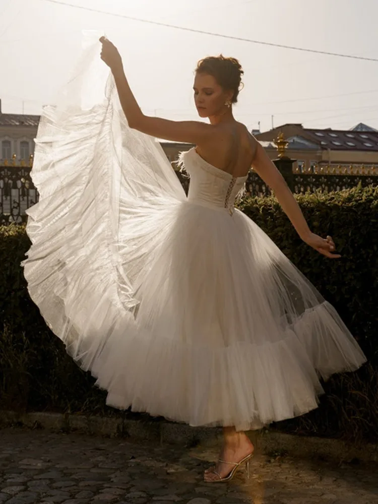 Sirene Sweetheart Mouwloze Trouwjurk Met Veren Parels Thee-Lengte Met Zachte Tule Robe De Mariée Voor Elegante Baljurk