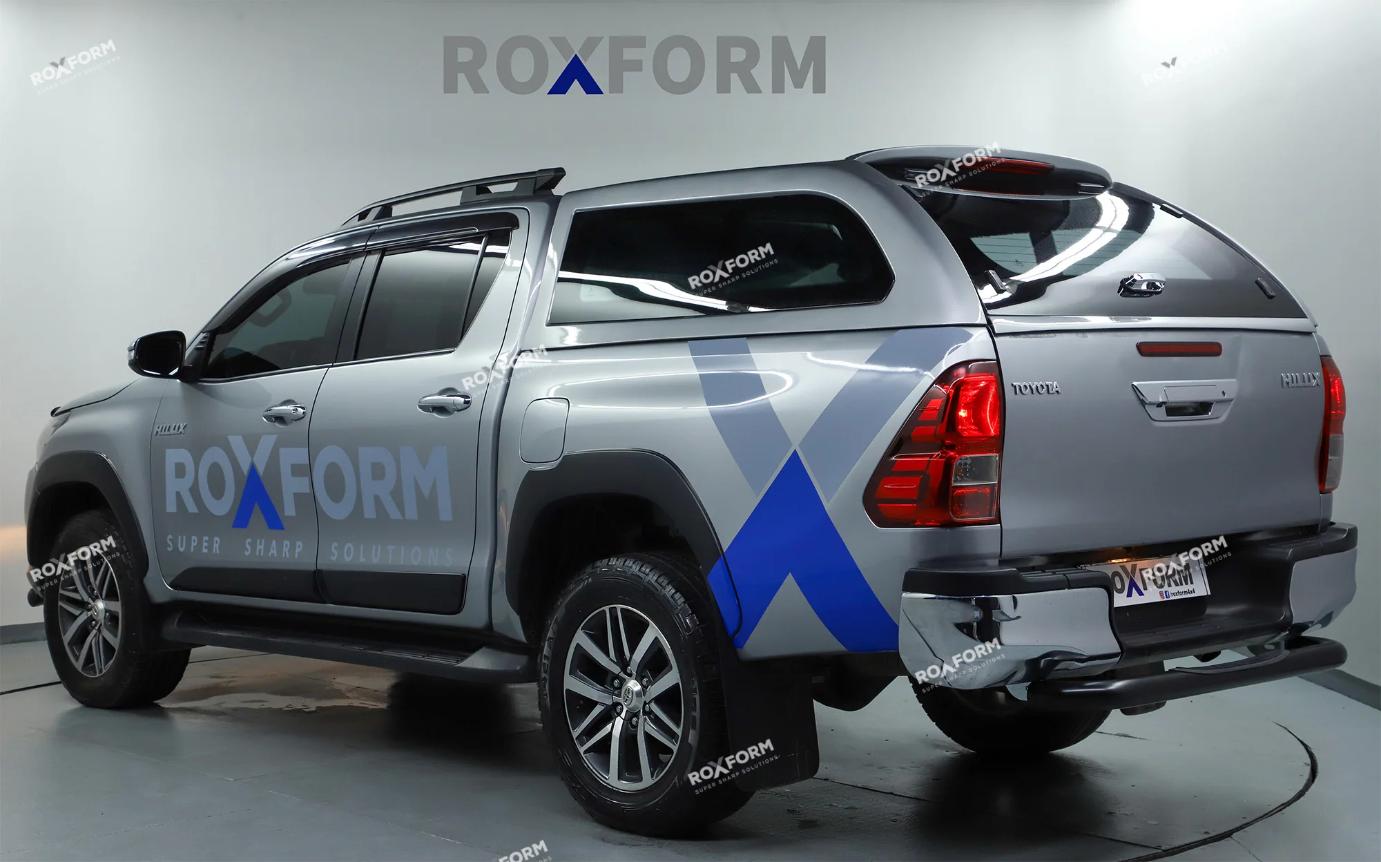 Roxform Fiberglass Truck Bed Tonneau Cover Hardtop Canopy Flat Fixed Side For Toyota Hilux 2015 2016 2017 2018 2019 2020 2021