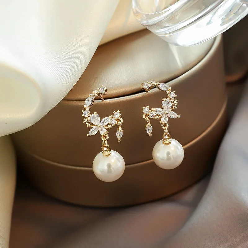Neue klassische elegante Imitationsperlen-Ohrringe für Damen, Kristall-Langquasten-Ohrringe, exquisite Tropfenohrringe, Hochzeitsschmuck. – Detail 17