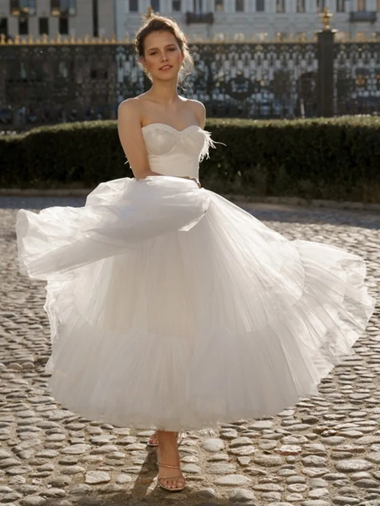 Sirene Sweetheart Mouwloze Trouwjurk Met Veren Parels Thee-Lengte Met Zachte Tule Robe De Mariée Voor Elegante Baljurk